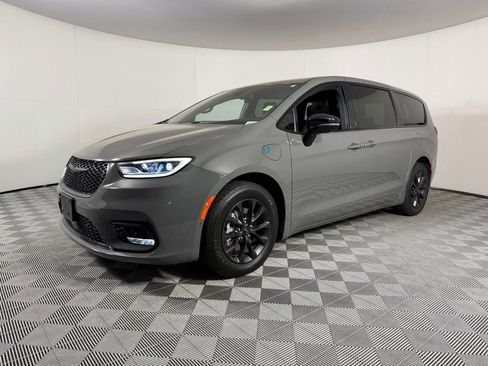 Used 2024 Chrysler Pacifica Limited FWD image 3