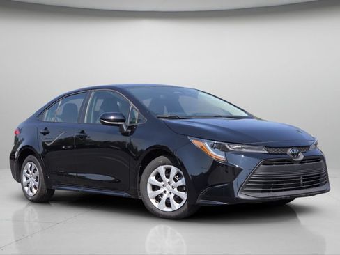 Used 2025 Toyota Corolla LE FWD image 2