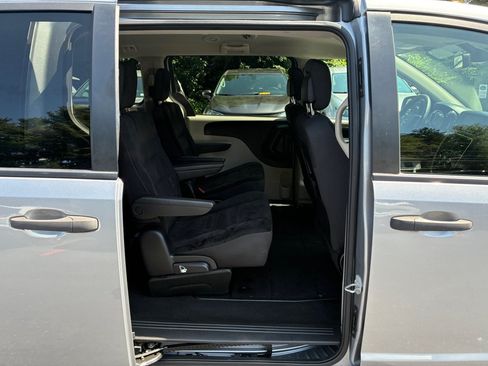 Used 2019 Dodge Grand Caravan SE FWD image 14