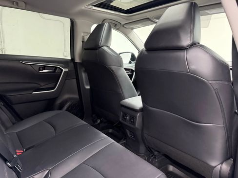 Used 2022 Toyota RAV4 XLE Premium image 35