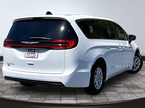 Used 2025 Chrysler Pacifica Select FWD image 14