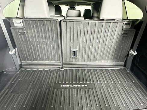 Used 2023 Toyota Highlander XLE image 30