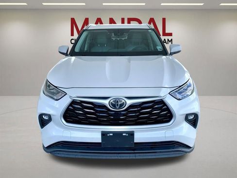 Used 2020 Toyota Highlander XLE FWD image 2