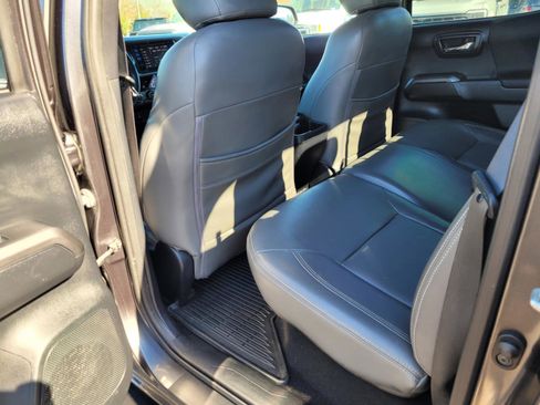 Used 2017 Toyota Tacoma TRD Sport image 14