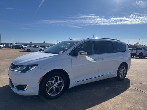 Used 2018 Chrysler Pacifica Limited image 6