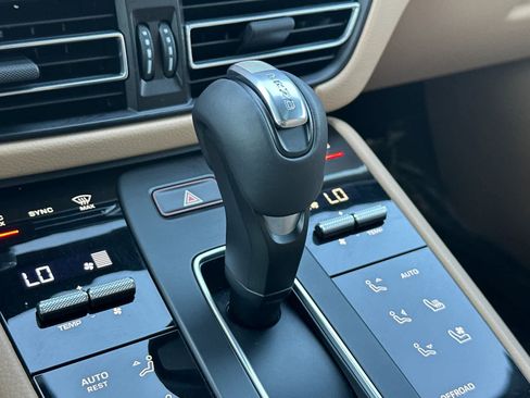Certified 2026 Porsche Macan AWD/4WD image 25