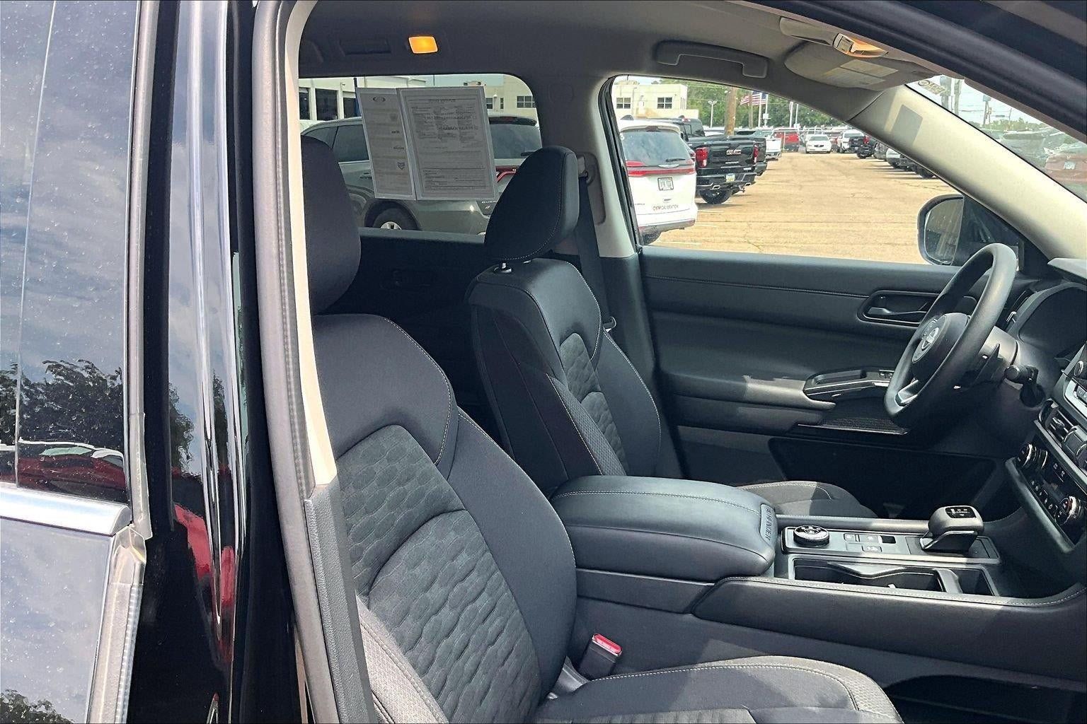 Used 2025 Nissan Pathfinder S AWD/4WD image 7