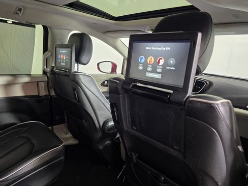 Used 2022 Chrysler Pacifica Limited w/ Uconnect Theater Family Group FWD image 44