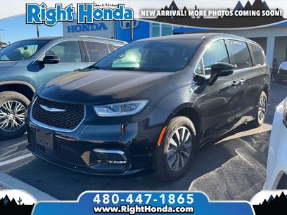 Used 2024 Chrysler Pacifica Select