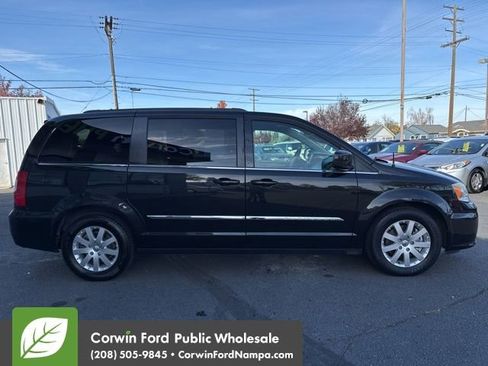Used 2014 Chrysler Town & Country Touring image 4