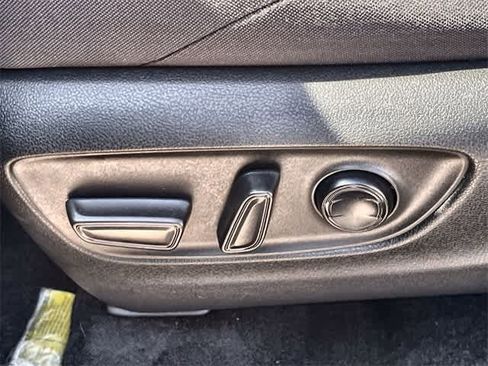 Used 2021 Toyota Venza LE w/ Carpet Mat Package (TMS) image 31