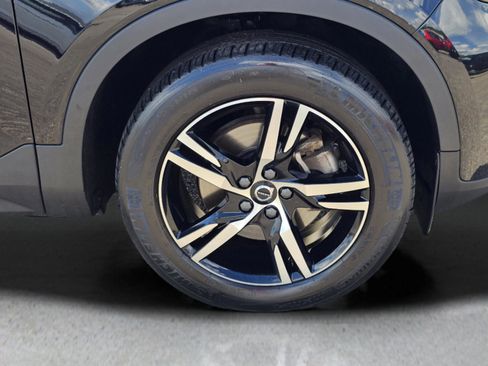 Used 2023 Volvo XC40 B5 Core image 6