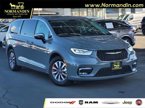 Used 2023 Chrysler Pacifica Limited image 1