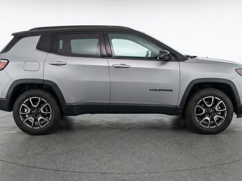 Used 2025 Jeep Compass Trailhawk AWD/4WD image 11