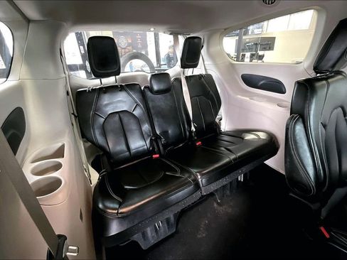 Used 2023 Chrysler Pacifica Touring-L image 29