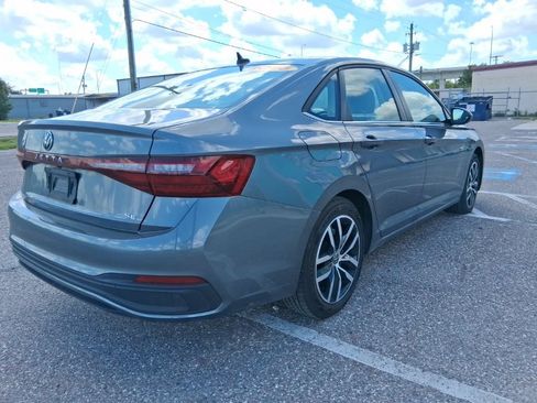 Used 2025 Volkswagen Jetta SE FWD image 4