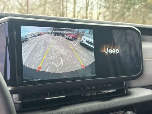 Used 2025 Jeep Wrangler Sport image 17