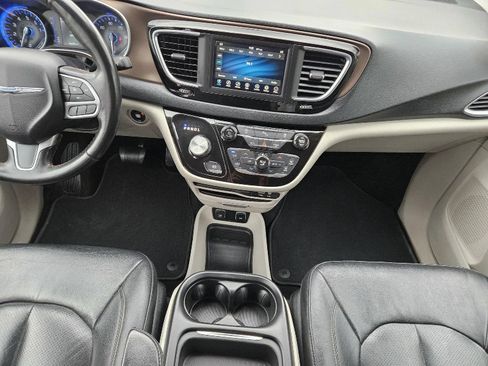 Used 2019 Chrysler Pacifica Touring-L FWD image 16