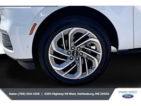 Used 2025 Lincoln Navigator L Reserve AWD/4WD image 7