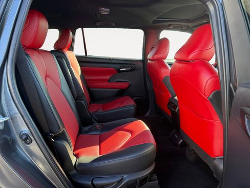 Used 2023 Toyota Highlander XSE image 18