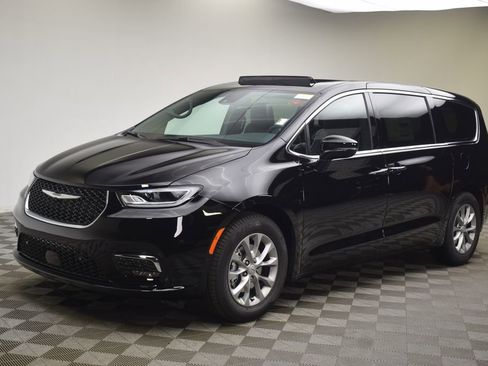 New 2026 Chrysler Pacifica Limited image 17