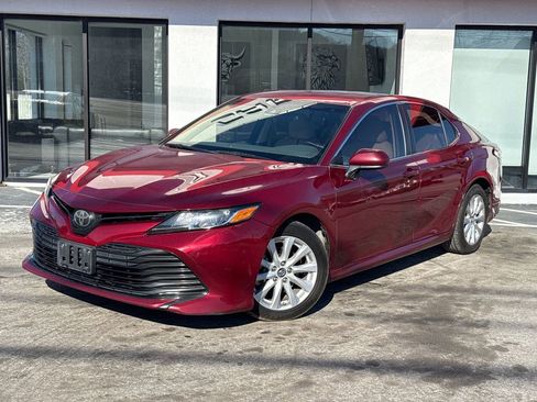 Used 2018 Toyota Camry LE image 1