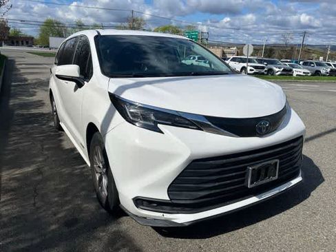 Used 2021 Toyota Sienna LE image 3