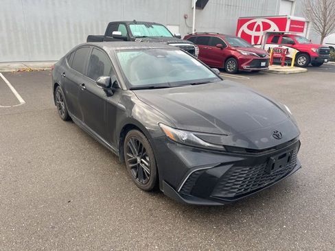 Used 2025 Toyota Camry SE image 3