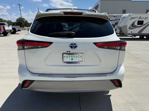 Used 2021 Toyota Highlander Platinum image 4