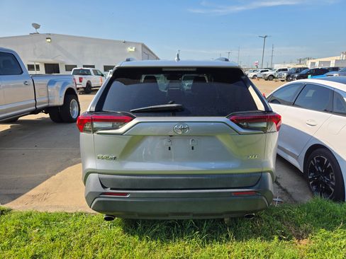 Used 2019 Toyota RAV4 XLE Premium w/ Cold Weather Package FWD image 5