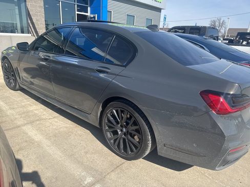 Used 2021 BMW 750i xDrive 750i xDrive w/ M Sport Package image 2