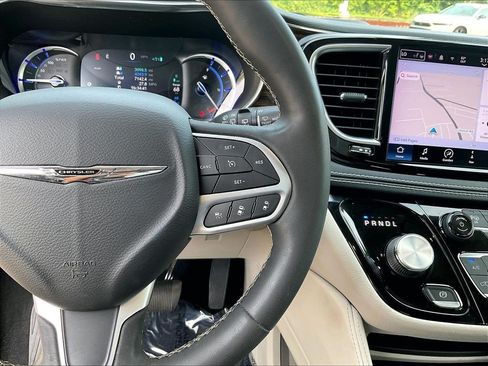Used 2022 Chrysler Pacifica Limited FWD image 24