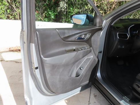 Used 2023 Chevrolet Equinox LT w/ Driver Convenience Package image 29