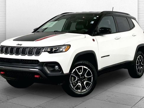 Used 2025 Jeep Compass Trailhawk AWD/4WD image 3