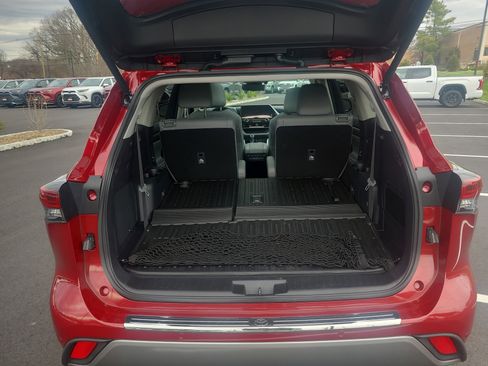 Certified 2025 Toyota Highlander Platinum image 31