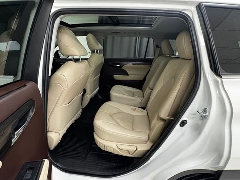 Used 2020 Toyota Highlander Platinum image 12