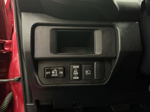 Used 2019 Toyota Tacoma SR5 AWD/4WD image 15