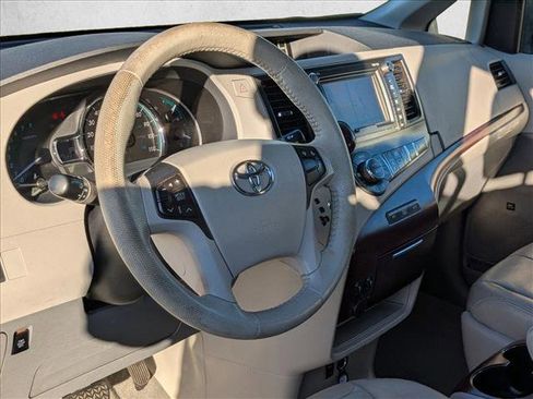 Used 2011 Toyota Sienna XLE image 17