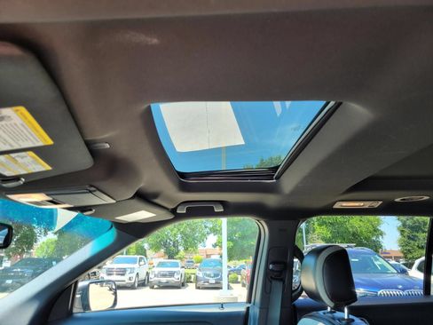 Used 2017 Ford Explorer XLT w/ Equipment Group 202A FWD image 24