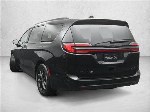 Used 2025 Chrysler Pacifica Limited image 5