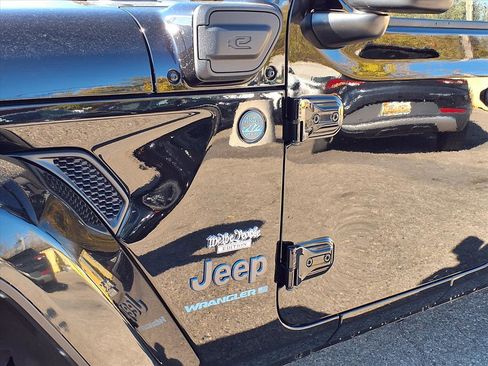 Used 2024 Jeep Wrangler Unlimited w/ Convenience Group image 23