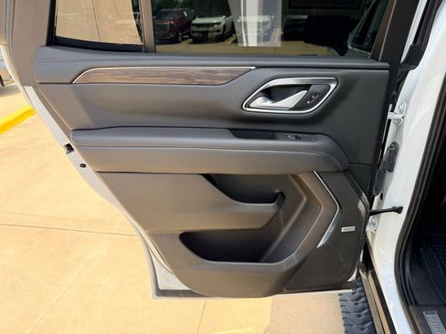 Used 2022 Chevrolet Tahoe Z71 w/ Z71 Off-Road Package AWD/4WD image 24