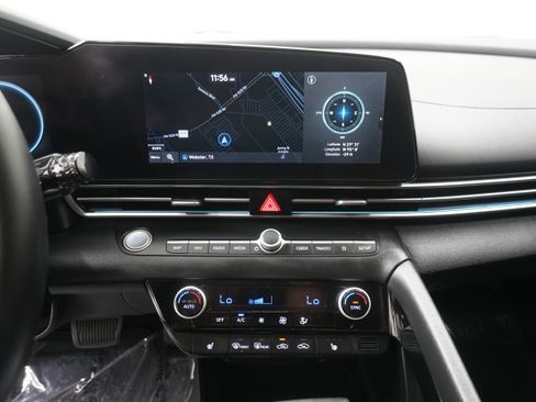 Used 2021 Hyundai Elantra Limited FWD image 18