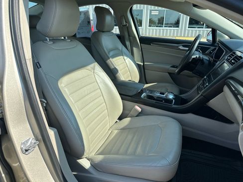 Used 2017 Ford Fusion SE w/ Fusion SE Technology Package image 15