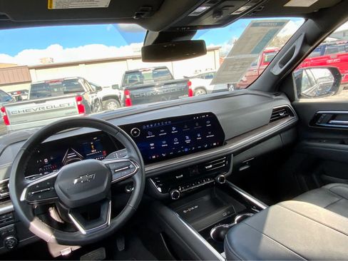 Used 2025 Chevrolet Suburban Z71 AWD/4WD image 33