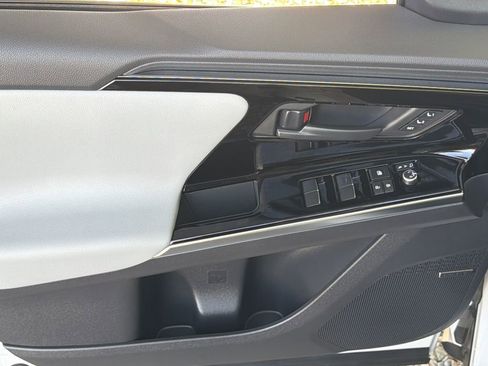 Used 2023 Subaru Solterra AWD image 3