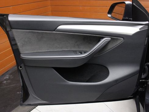 Used 2024 Tesla Model Y Long Range AWD/4WD image 18