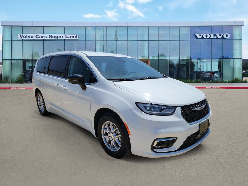 Used 2024 Chrysler Pacifica Touring-L FWD image 4