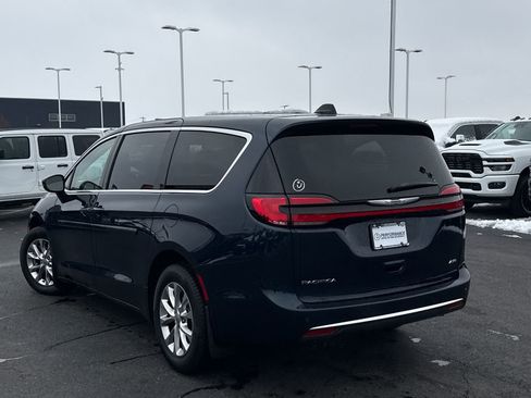 Used 2024 Chrysler Pacifica Touring-L image 5