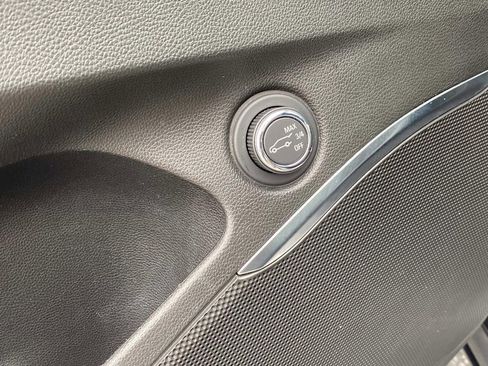 Used 2022 Buick Enclave Essence w/ Sport Touring Edition image 17